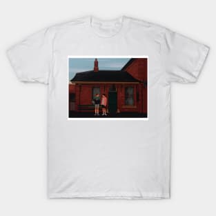 heartstopper drawing - Nick and Charlie train station T-Shirt